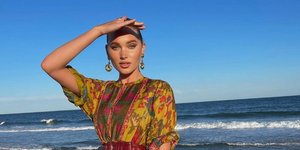 Γυναίκα με φόρεμα στην παραλία