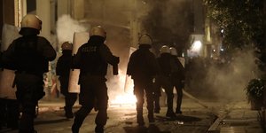 Μολότοφ σε δυνάμεις των ΜΑΤ