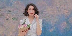 γυναίκα με φόρεμα