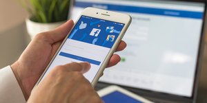 Facebook σε κινητό και λάπτοπ