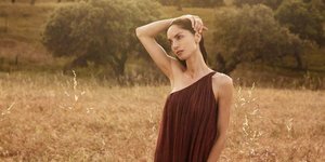 Γυναίκα με φόρεμα από τα Massimo Dutti