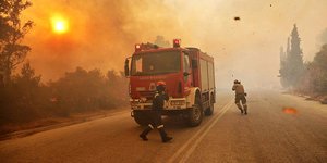 Πυροσβέστες επιχειρούν στην πυρκαγιά της Πεντέλης