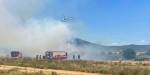 Μάχη με τις φλόγες δίνουν πυροσβέστες και εναέρια μέσα