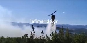 Πυροσβεστικό ελικόπτερο επιχειρεί ρίψη νερού πάνω από πύρινο μέτωπο στη φωτιά στον Έβρο