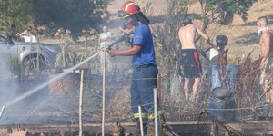 Πυροσβέστες και εθελοντές επιχειρούν στη φωτιά στο Μαρούσι