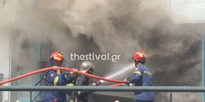 Φωτιά σε κατάστημα Μουστάκας στη Θεσσαλονίκη