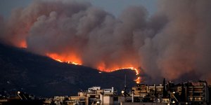 Μεγάλη φωτιά στην Πεντέλη