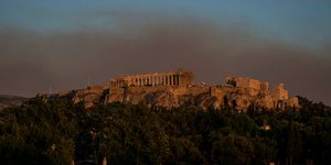 Φωτιά στην Πεντέλη, η Ακρόπολη στους καπνούς