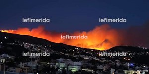 Μεγάλη φωτιά στην Πεντέλη, κάηκαν σπίτια