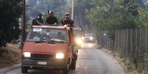 πυροσβέστες φωτιά πεντέλη