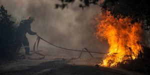Πυροσβέστης φωτιά Πεντέλη