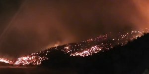 Η φωτιά στη Σάμο μαίνεται και τις νυχτερινές ώρες