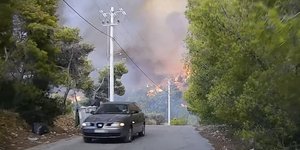 Η στιγμή που ζευγάρι εγκαταλείπει το σπίτι του για σωθεί από τη φωτιά στο Μάτι