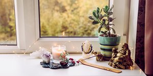 φυτό σε γλάστρα σε παράθυρο για φενγκ σούι