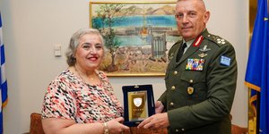 Ο Αρχηγός του ΓΕΕΘΑ στρατηγός Κωνσταντίνος Φλώρος και η Ελληνίδα πρέσβης στις ΗΠΑ Αλεξάνδρα Παπαδοπούλου