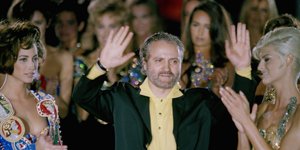 Ο Gianni Versace χειροκροτείται από τα μοντέλα του