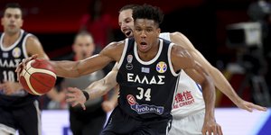 Ο Γιάννης Αντετοκούνμπο σε δράση με τη φανέλα της Εθνικής