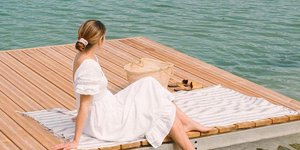 γυναίκα με λευκό φόρεμα