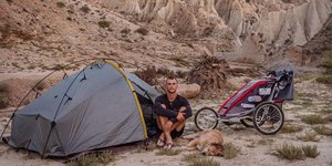Ταξίδεψε σε όλο τον κόσμο με τα πόδια και συνοδεία τον πιστό του σκύλο