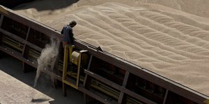 Φόρτωση χύδην ουκρανικών σιτηρών σε ρουμανικό πλοίο στην Κοστάνζα της Μαύρης Θάλασσας