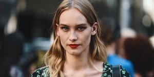 Γυναίκα με κόκκινα χείλη