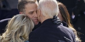 Η Τζιλ, ο Χάντερ, η Άσλει και ο Τζο Μπάιντεν σε ομαδικό εναγκαλισμό την ημέρα που ο τελευταίος λαμβάνει το χρήσμα του προέδρου των ΗΠΑ