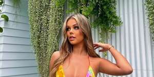 Η νεαρή influencer ποζάρει με μπικίνι έξω από ξένη έπαυλη