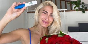 Η Ιωάννα Τούνα κρατά το τεστ εγκυμοσύνης που δείχνει θετικό