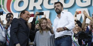 Oι αρχηγοί των κομμάτων της ιταλικής Δεξιάς, Μπερλουσκόνι, Μελόνι και Σαλβίνι 