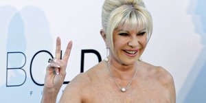 Η Ιβάνα Τραμπ με ασημί φόρεμα 