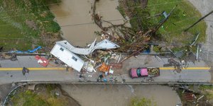 Oι φονικές πλημμύρες στο Κεντάκι προκάλεσαν εκτεταμένες καταστροφές