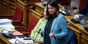 Η Νίκη Κεραμέως στο βήμα της Βουλής