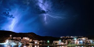 Κεραυνοί φωτίζουν το νυχτερινό ουρανό της Κιμώλου, κατά τη διάρκεια παλαιότερης καταιγίδας