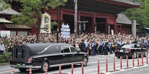 Χιλιάδες Ιάπωνες στους δρόμους για την κηδεία του δολοφονηθέντος πρώην πρωθυπουργού