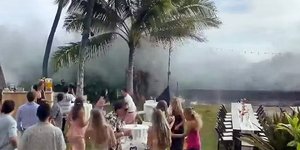 Τεράστιο κύμα στη Χαβάη κατάπιε γαμήλια δεξίωση