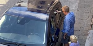 Η στιγμή που ο Kimi Raikkonen προσφέρει νερό σε διψασμένο σκύλο σε αυτοκίνητο
