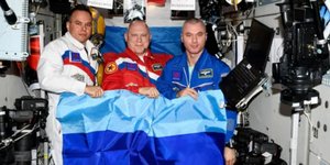 Οι Ρώσοι κοσμοναύτες με τη σημαία της «Λαϊκής Δημοκρατίας του Λουχάνσκ»
