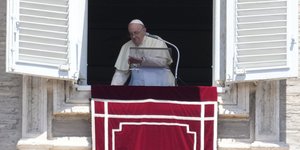 Στα όσα διαδραματίζονται στη Σρι Λάνκα επικεντρώθηκε το κυριακάτικο (10/7) κήρυγμα του πάπα Φραγκίσκου