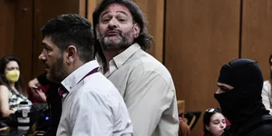 Ο Ιωάννης Λαγός στο εφετείο συνοδευόμενος από αστυνομικούς