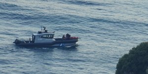 Σκάφος του λιμενικού επιχειρεί για τον εντοπισμό του 4ου μέλους του πληρώματος, το οποίο βρέθηκε σώο στην ακτή