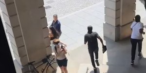 Ληστές εισέβαλλαν σε κατάστημα της Apple στο Λονδίνο