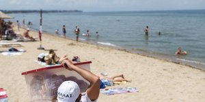 Λουκουμάδες σε παραλία της Χαλκιδικής 