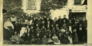 Αναμνηστική φωτογραφία μαθητών στο Μοναστήρι. Φωτογράφος: Αδελφοί Μανάκια (Αρχείο Αλέξανδρου Μαλλιά, Συλλογή Ιδρύματος Μουσείου Μακεδονικού Αγώνα και της Νεότερης Ιστορίας της Μακεδονίας)