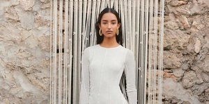 γυναίκα με φόρεμα Mango