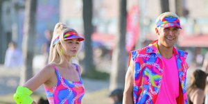 Η Margot Robbie και ο Ryan Gosling με πατίνια σε γυρίσματα για την ταινία Barbie