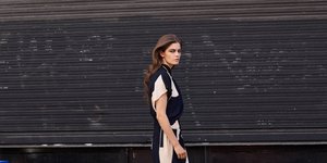 γυναίκα με φόρεμα