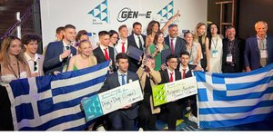 Οι μαθητές μετά την απονομή των βραβείων