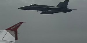 Το ισπανικό μαχητικό συνοδεύει το αεροπλάνο της Easyjet