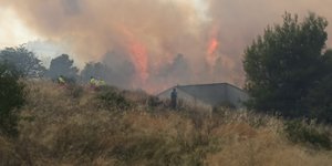 Πήρε διαστάσεις η φωτιά στα Μέγαρα 