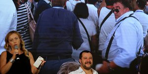 Η Τζόρτζια Μελόνι υποδέχεται τον Ματέο Σαλβίνι σε εκδήλωση του κόμματός της